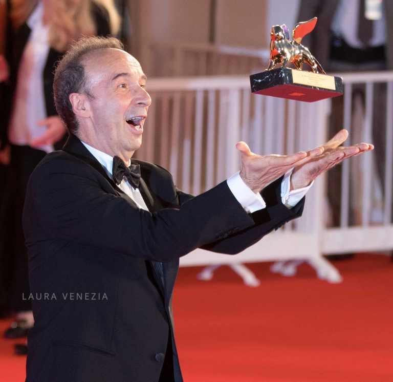 Roberto Benigni viene premiato con il Leone d'oro alla carriera alla Mostra del Cinema n. 78