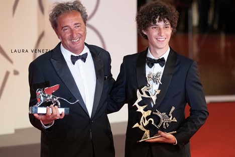 Paolo Sorrentino vince il Leone d'oro per il film "E' stata la mano di Dio" e posa per i fotografi assieme al giovane attore del cast Filippo Scotti.