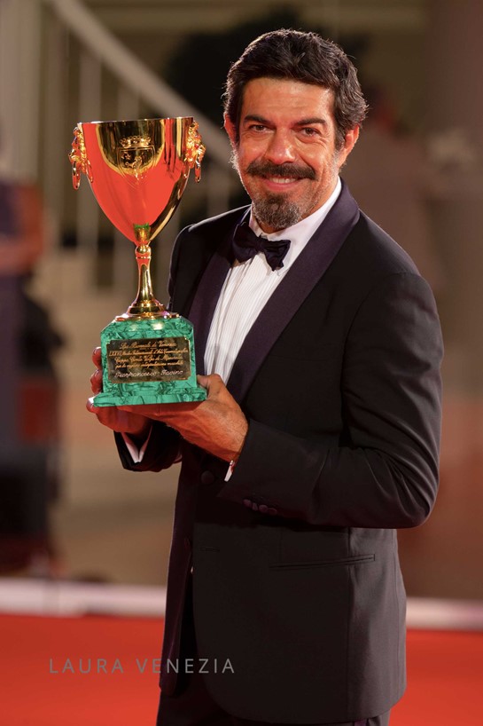 L'attore Pierfrancesco Favino vince la Coppa Volpi della Mostra del Cinema n. 77