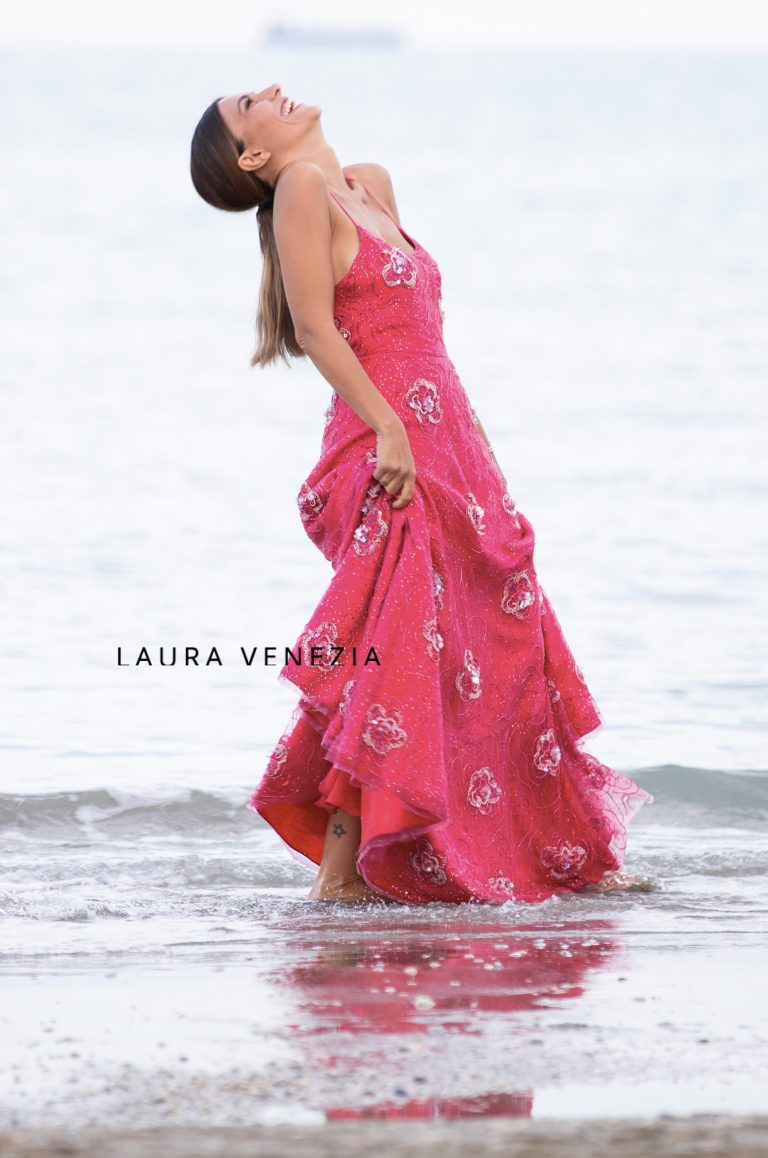La Madrina della Mostra del Cinema n.78, l'attrice Serena Rossi, posa per i fotografi sulla spiaggia dell'Hotel Excelsior al Lido di Venezia